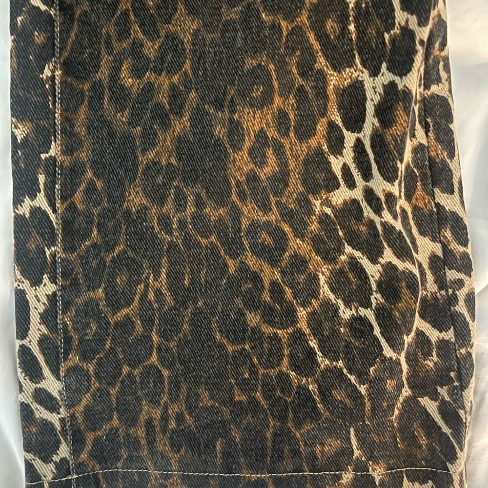 Edikted trending Leopard Print jeans - Picture 3 of 3